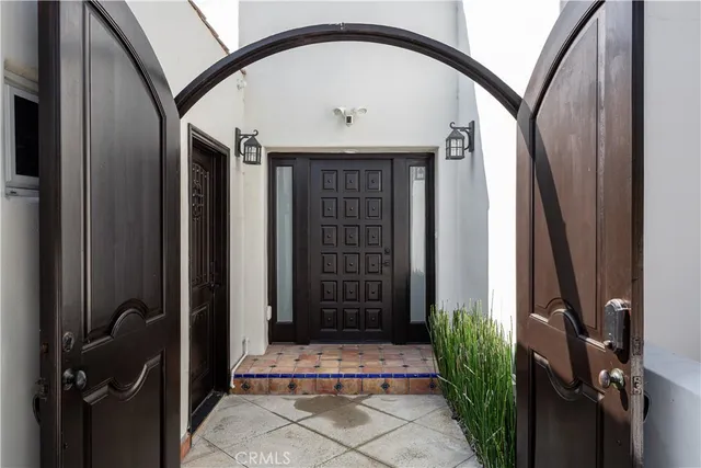 a view of entryway with a front door