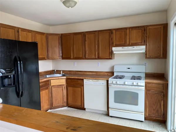 $362,900 | 2203 Whispering Hills Drive, Chester, NY 10918