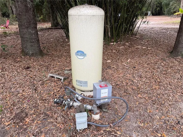 a view of a house with backyard