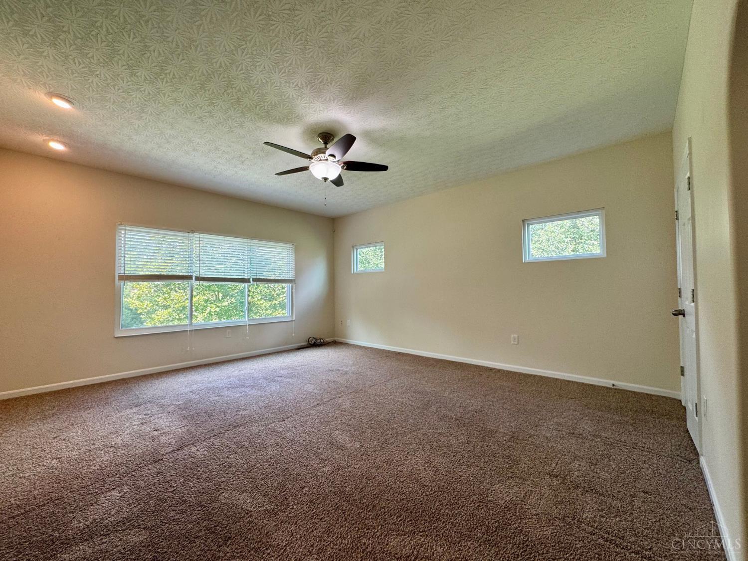7448 Locust View Lane Cincinnati, OH 45239 - Photo 5 of 44