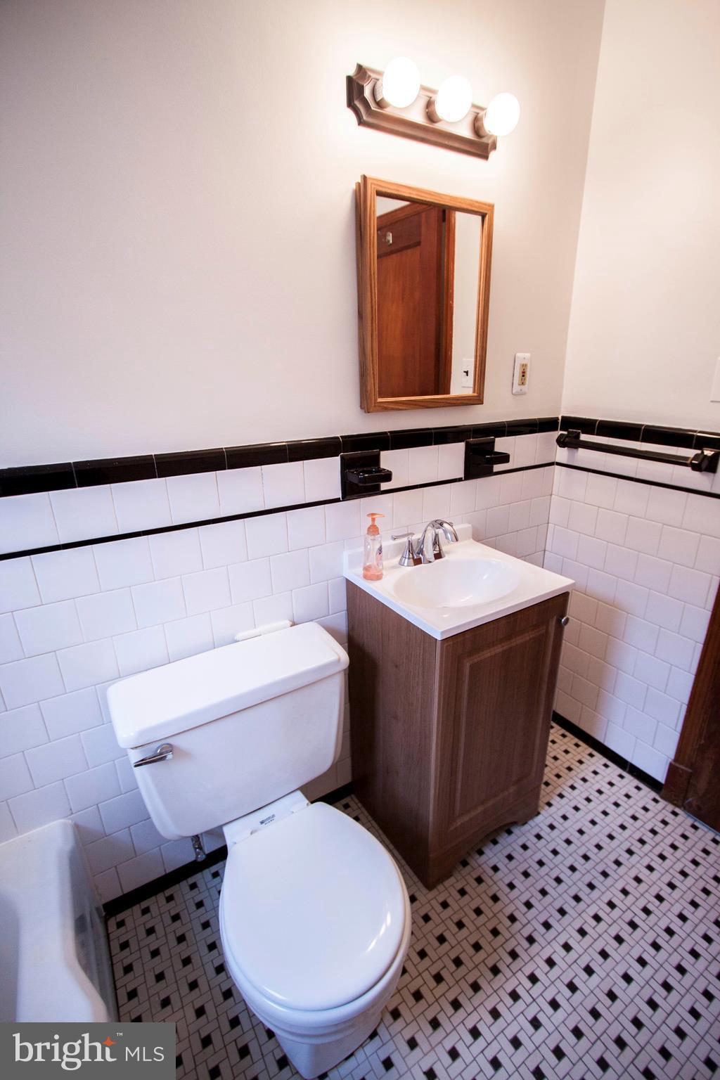 8037 Highpoint Road Baltimore, MD 21234 - Photo 10 of 21 Bath