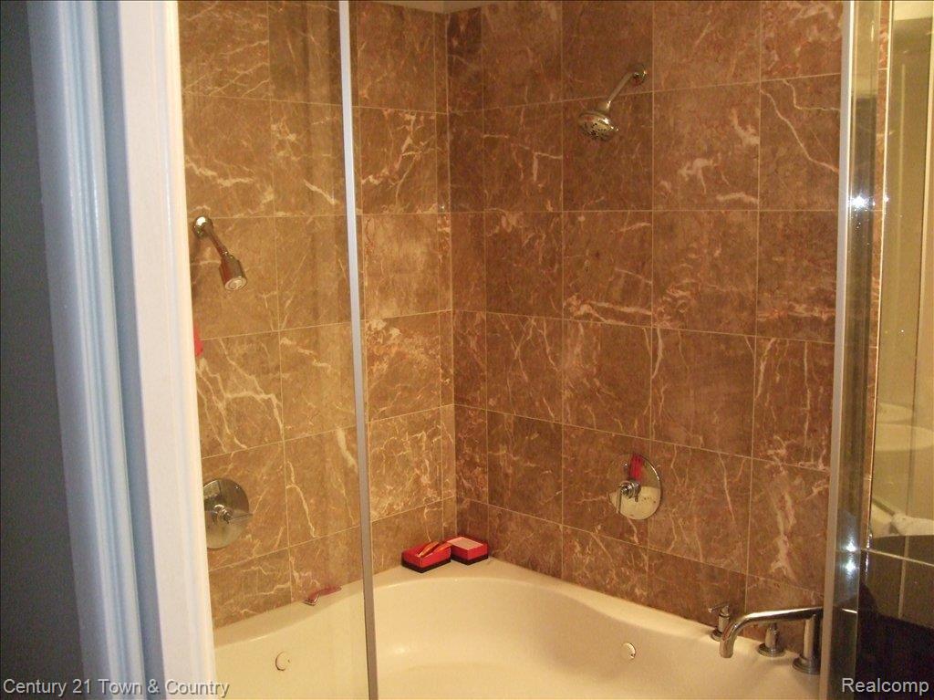 1671 Cass Lake Road, Unit 46 Keego Harbor, MI 48320 - Photo 9 of 12 DSCF1209
