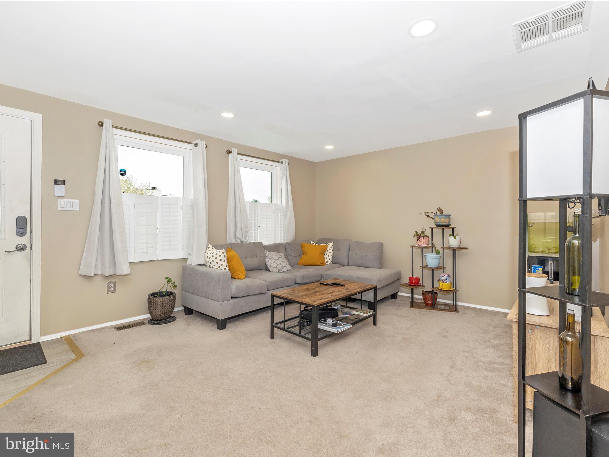 1749 Heather Lane Frederick, MD 21702 - Photo 3 of 31 Living Room
