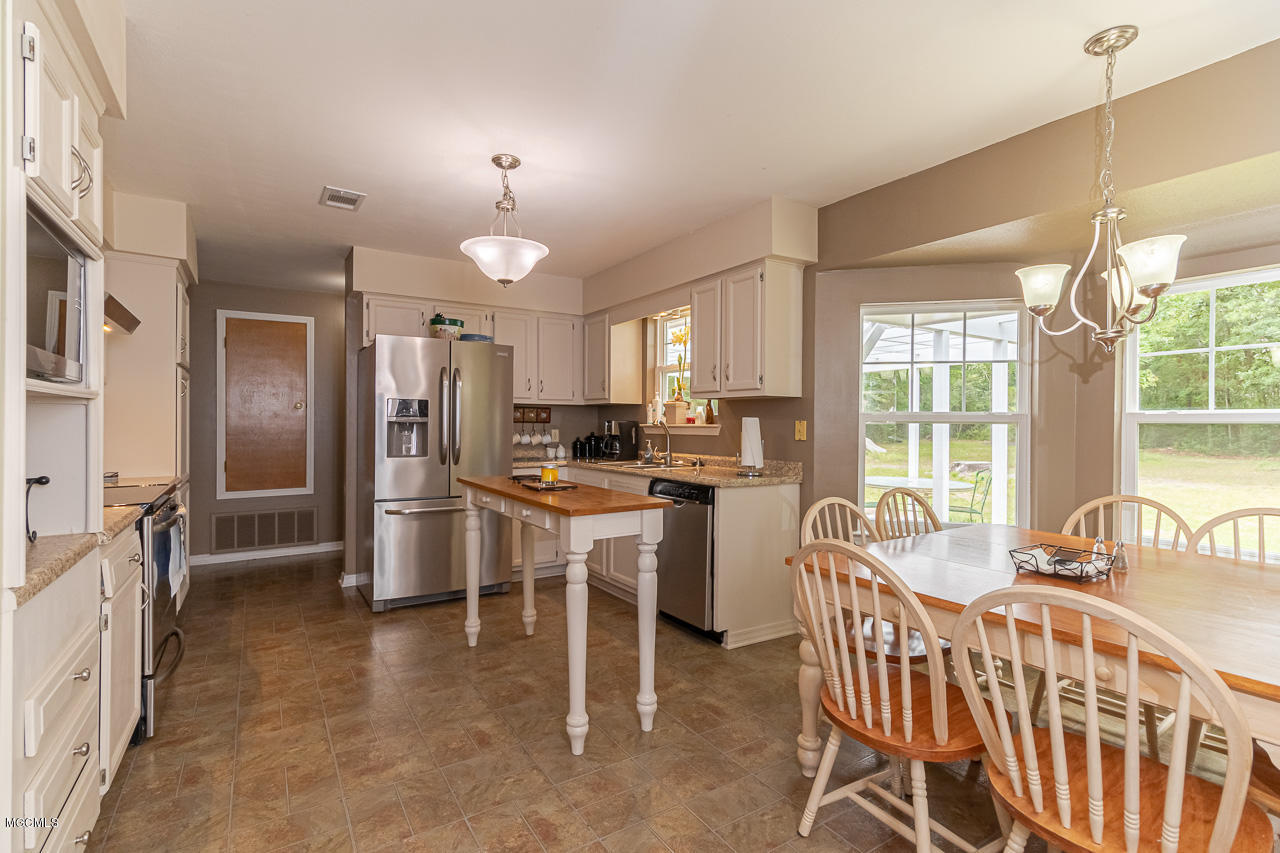 12488 Quail Ridge Road Gulfport, MS 39503 - Photo 19 of 35 quailKitchen-dining 1.1