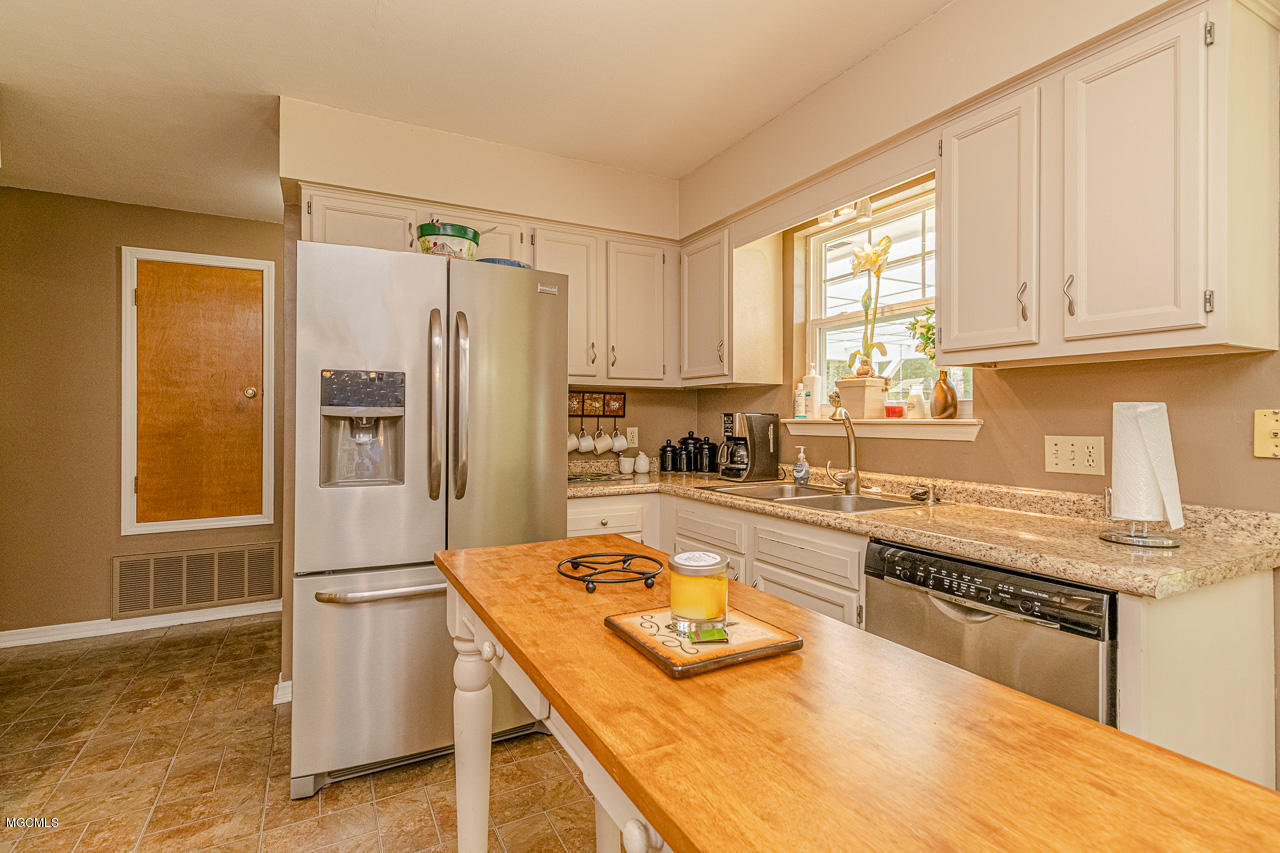 12488 Quail Ridge Road Gulfport, MS 39503 - Photo 23 of 35 QuailKitchen-dining 1.5