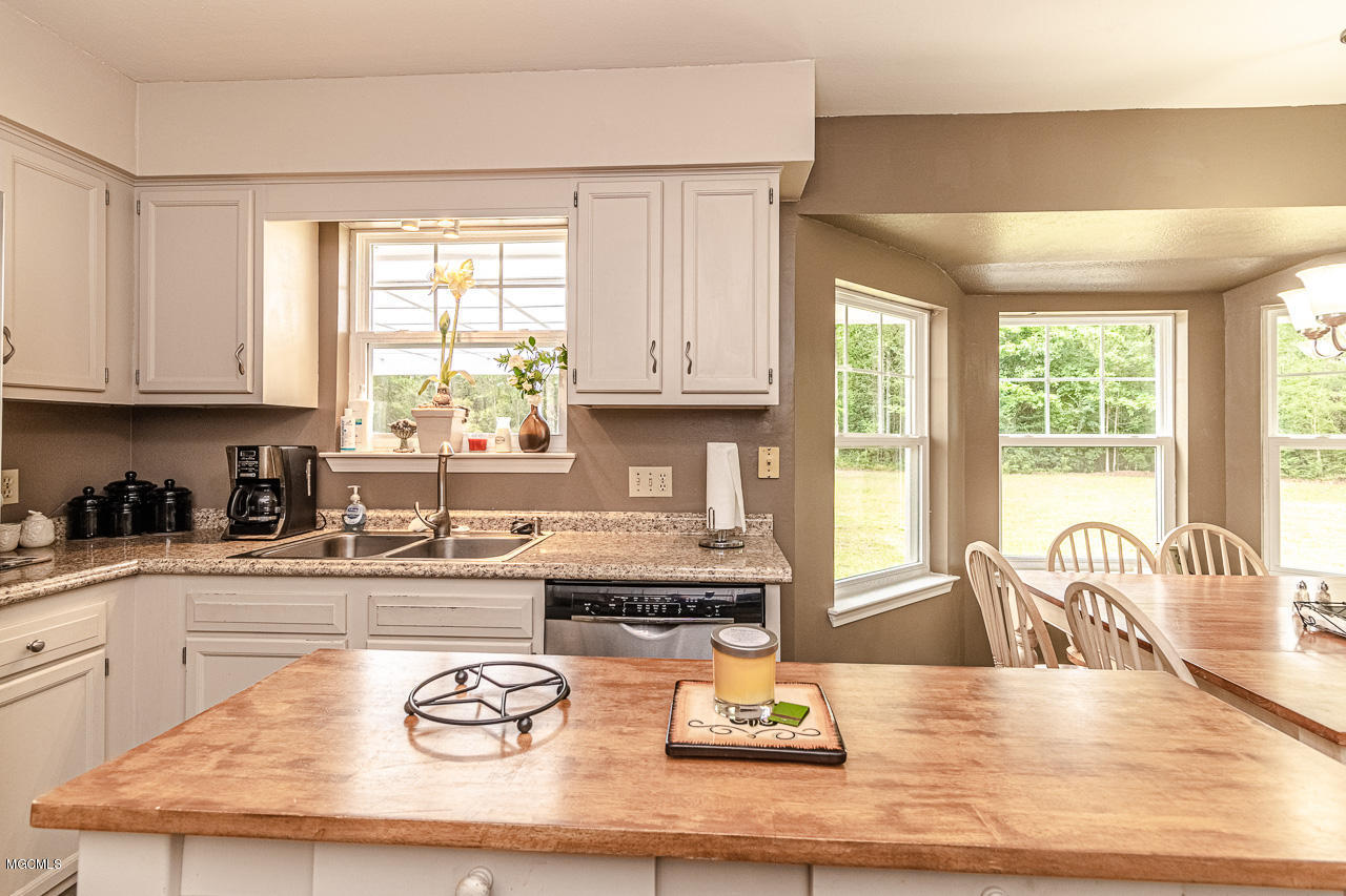 12488 Quail Ridge Road Gulfport, MS 39503 - Photo 24 of 35 QuailKitchen-dining 1.6
