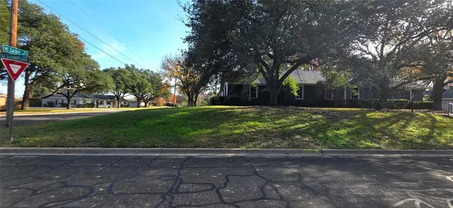 a view of a back yard