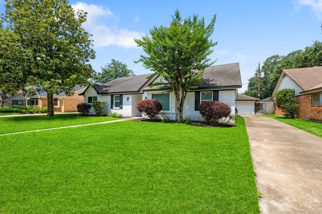 $724,900 | 4411 Deer Lodge Drive, Houston, TX 77018