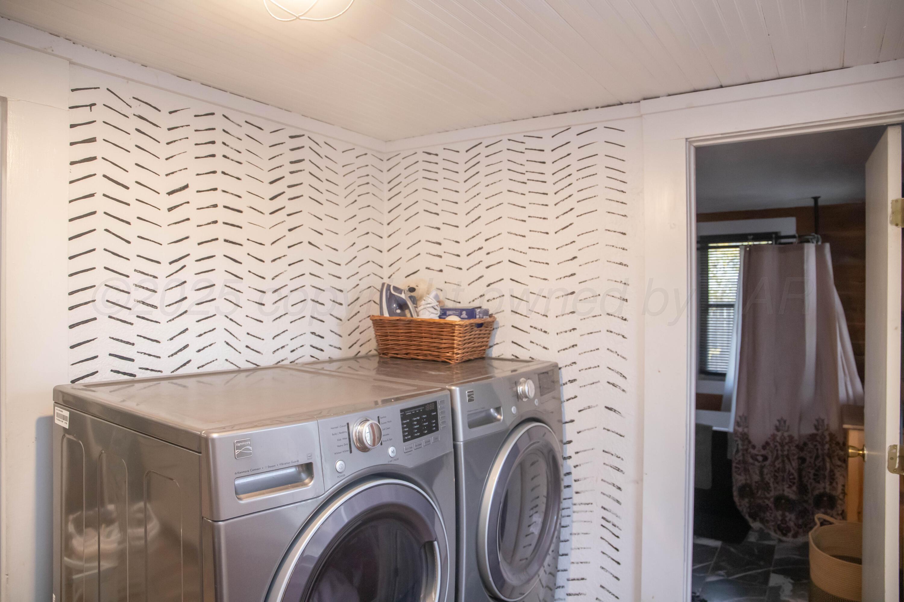 300 East Broadway Street Panhandle, TX 79068 - Photo 20 of 23 a utility room with dryer and washer