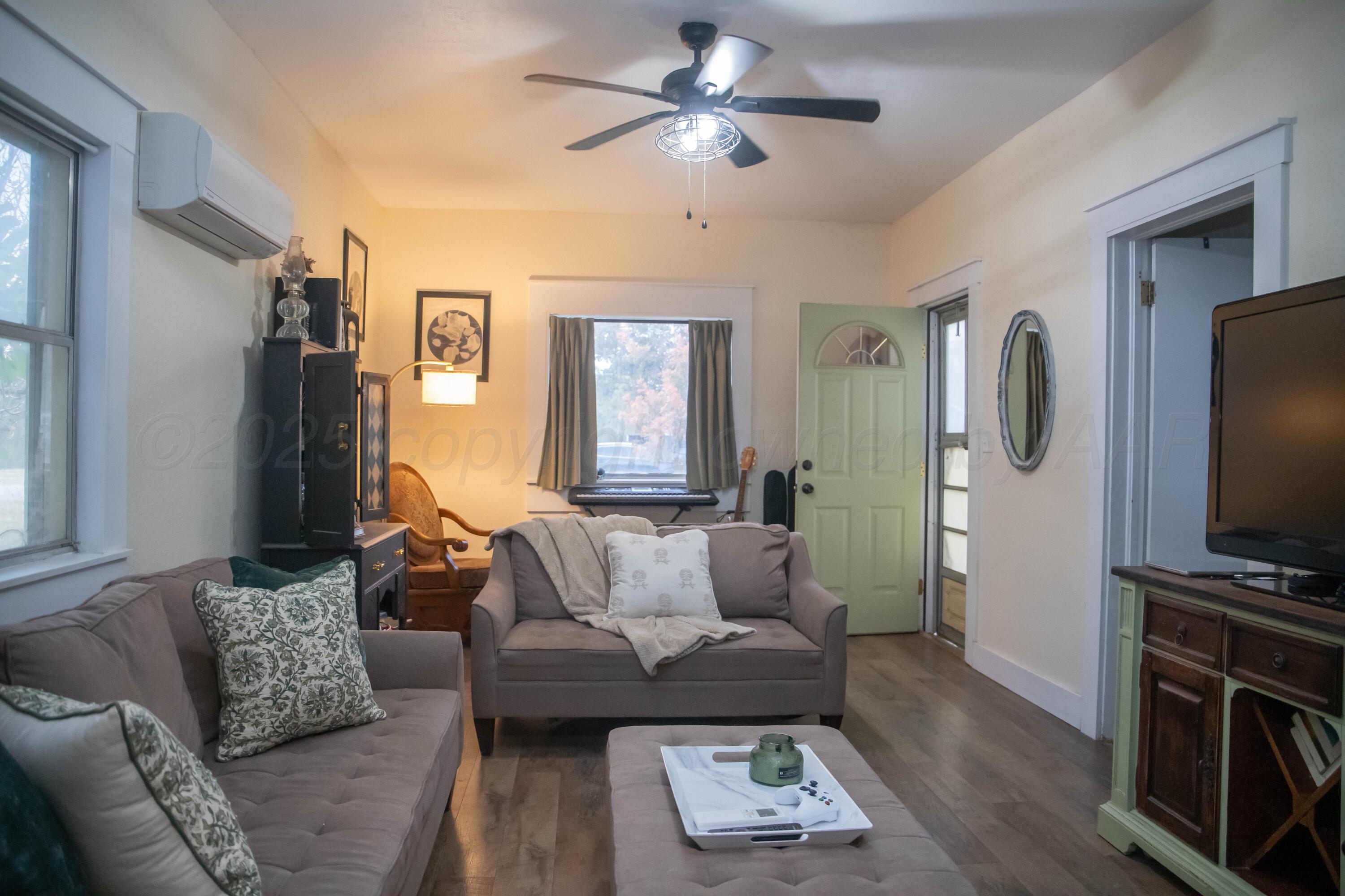 300 East Broadway Street Panhandle, TX 79068 - Photo 8 of 23 a living room with furniture and a flat screen tv