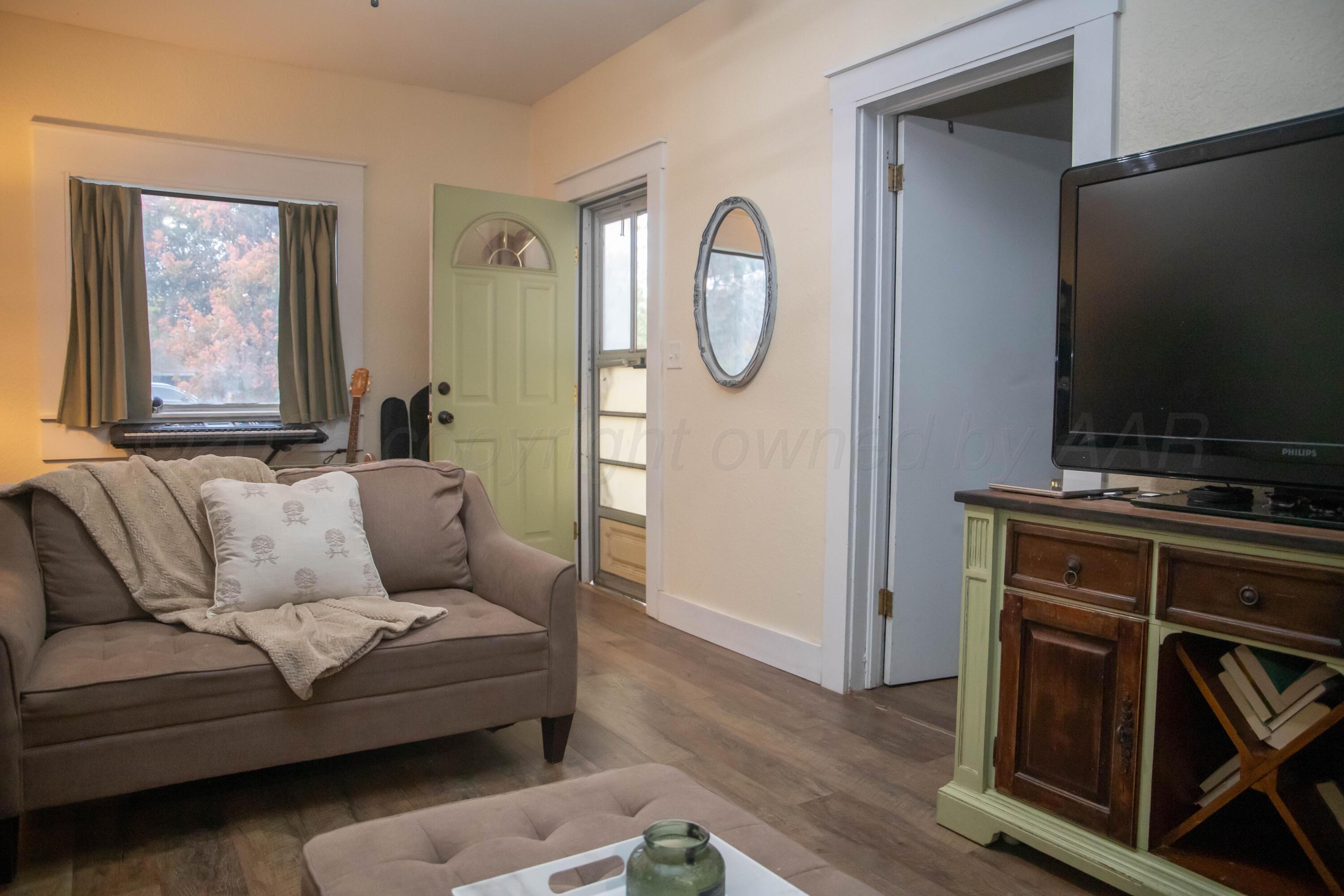 300 East Broadway Street Panhandle, TX 79068 - Photo 9 of 23 a living room with furniture and a flat screen tv