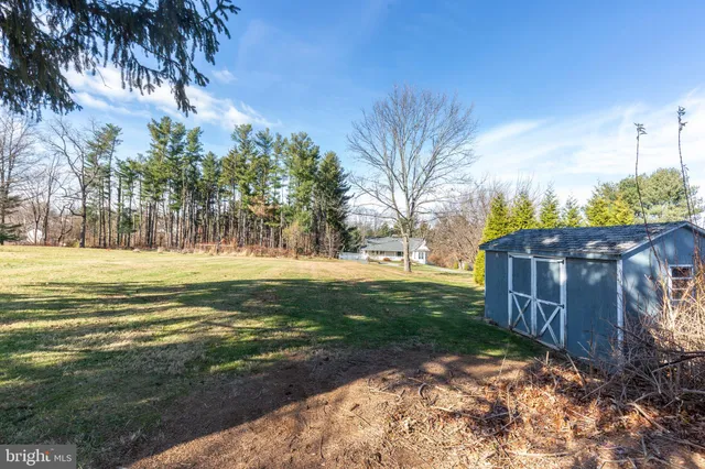 a view of a yard with a house
