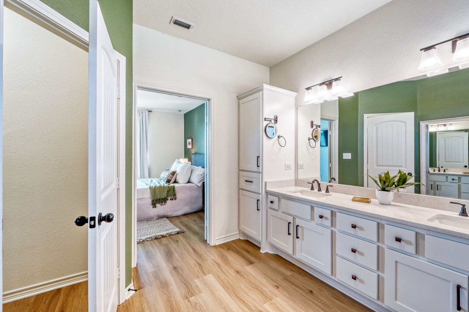 1642 Scull Road San Marcos, TX 78666 - Photo 17 of 31 Primary bath with functional layout and storage.