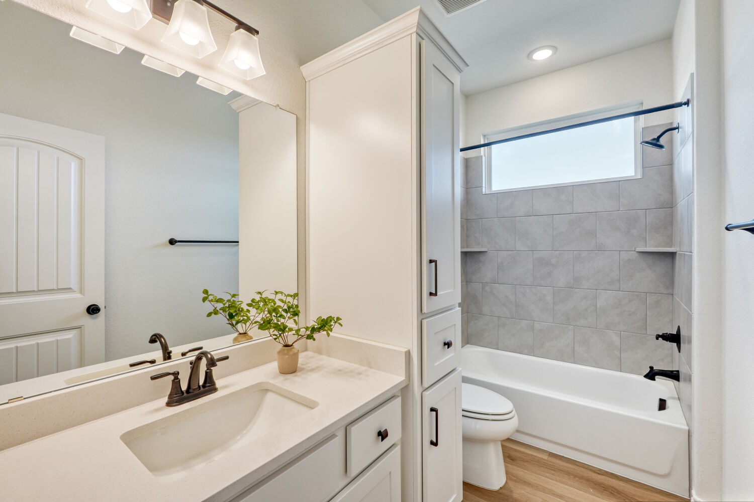 1642 Scull Road San Marcos, TX 78666 - Photo 21 of 31 Second full bathroom conveniently located near secondary bedrooms.