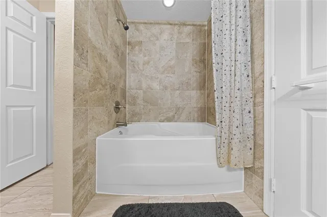 a view of livingroom with furniture