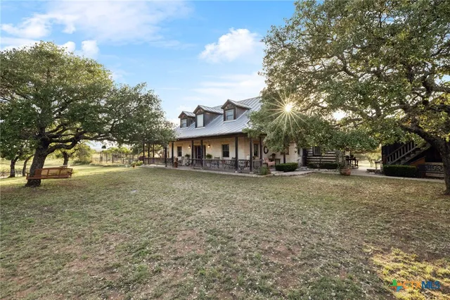 a view of entryway with patio
