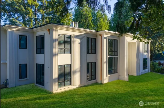a view of a house with backyard
