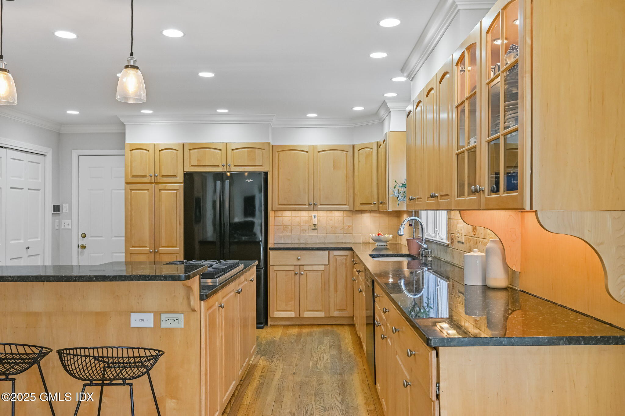 7 Roberta Lane Greenwich, CT 06830 - Photo 10 of 56 33-web-or-mls-7-roberta-ln