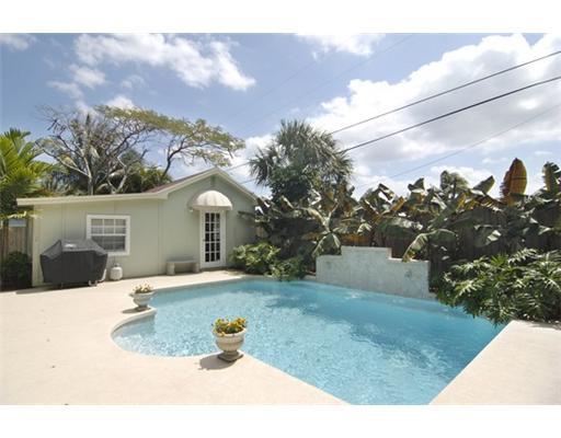 320 Potter Road West Palm Beach, FL 33405 - Photo 8 of 11 a view of a house with a yard