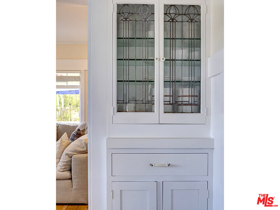 111 Dudley Avenue Venice, CA 90291 - Photo 16 of 33 a close up of a mirror