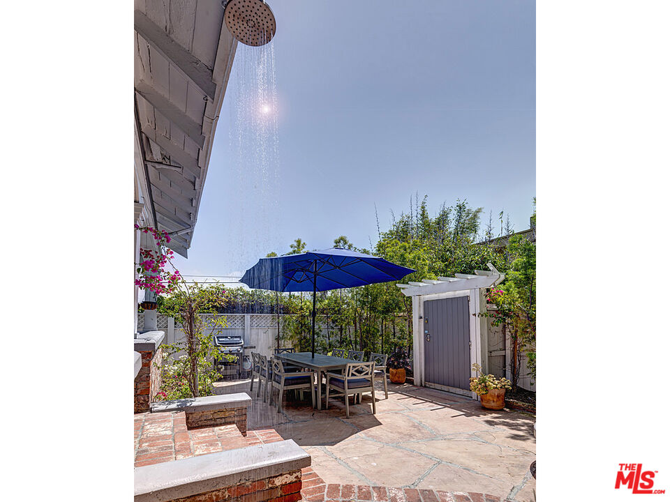 111 Dudley Avenue Venice, CA 90291 - Photo 5 of 33 an outdoor sitting area with furniture and umbrella