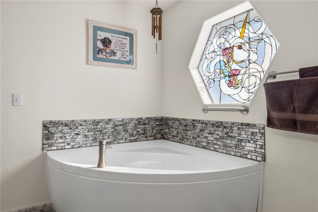 3342 Park Ridge Avenue Bullhead City, AZ 86429 - Photo 56 of 93 Corner soaking tub with a mosaic tile backsplash and a decorative stained glass window