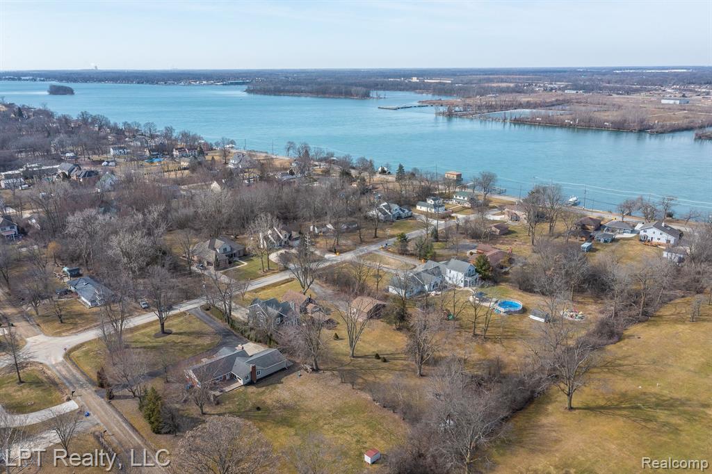 10440 Ruthmere Avenue Grosse Ile, MI 48138 - Photo 3 of 20 Gallery Image 3