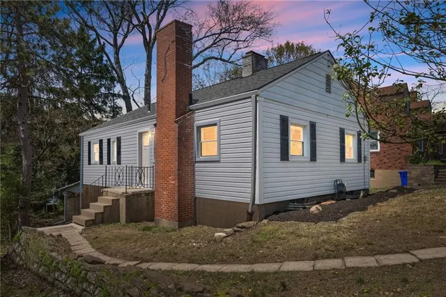 a view of a house with a yard