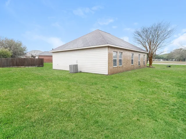 $1,660 | 13541 Lake Breeze Lane, Willis, TX 77318