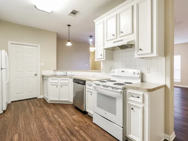 $1,660 | 13541 Lake Breeze Lane, Willis, TX 77318