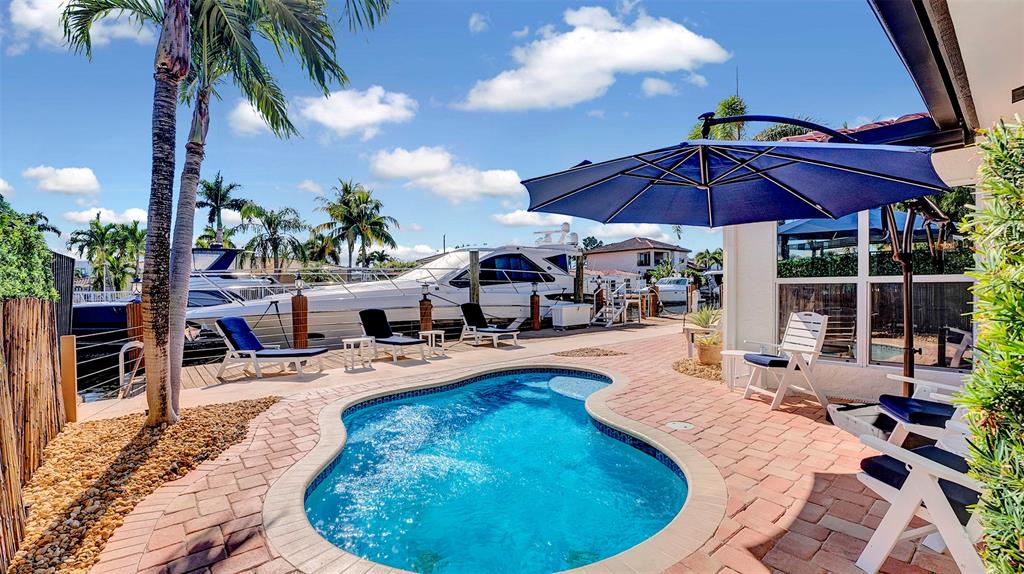 2524 Southeast 9th Street Pompano Beach, FL 33062 - Photo 40 of 45 a view of a swimming pool with sitting area
