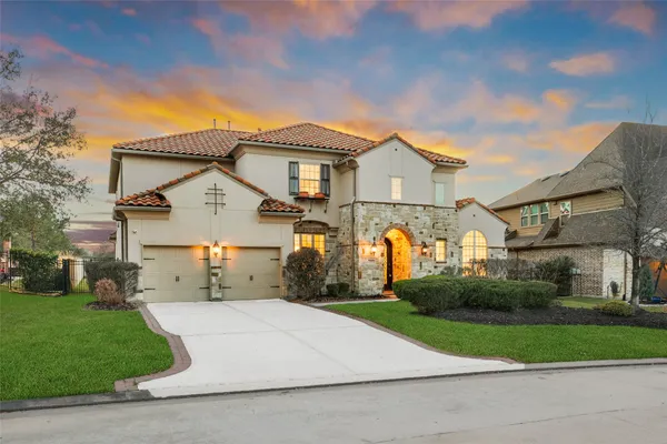 $1,249,990 | 19 Brittany Rose Place, The Woodlands, TX 77375