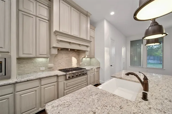 $1,249,990 | 19 Brittany Rose Place, The Woodlands, TX 77375
