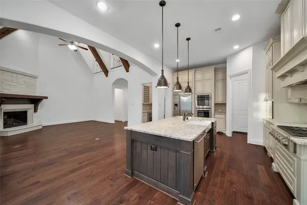 $1,249,990 | 19 Brittany Rose Place, The Woodlands, TX 77375