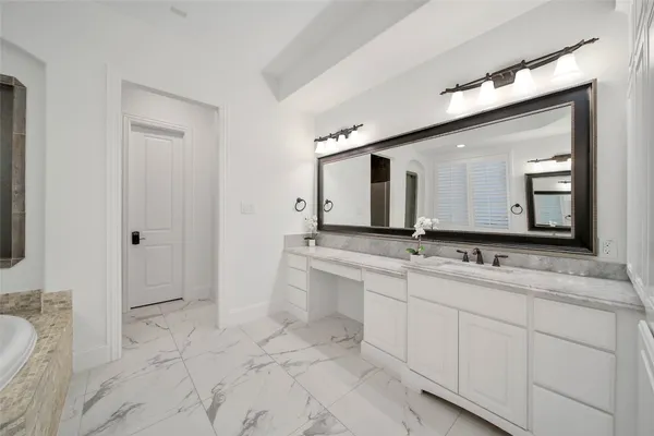 $1,249,990 | 19 Brittany Rose Place, The Woodlands, TX 77375