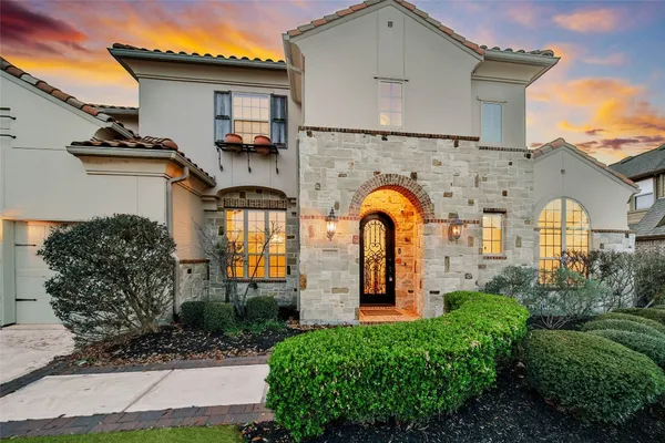 $1,249,990 | 19 Brittany Rose Place, The Woodlands, TX 77375