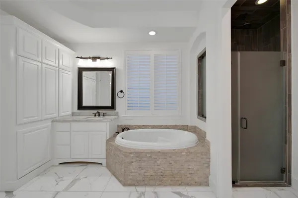 $1,249,990 | 19 Brittany Rose Place, The Woodlands, TX 77375