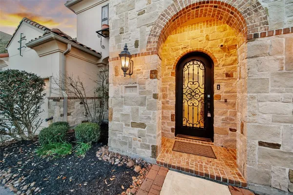 $1,249,990 | 19 Brittany Rose Place, The Woodlands, TX 77375