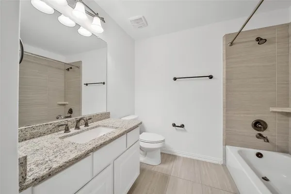 $1,249,990 | 19 Brittany Rose Place, The Woodlands, TX 77375