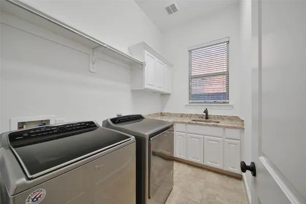 $1,249,990 | 19 Brittany Rose Place, The Woodlands, TX 77375