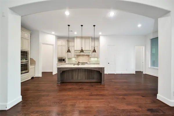 $1,249,990 | 19 Brittany Rose Place, The Woodlands, TX 77375