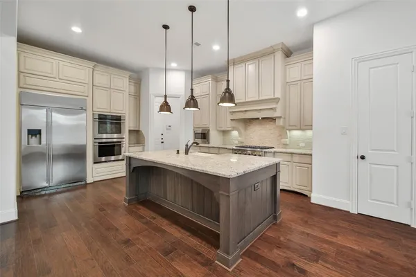 $1,249,990 | 19 Brittany Rose Place, The Woodlands, TX 77375