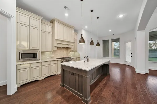 $1,249,990 | 19 Brittany Rose Place, The Woodlands, TX 77375