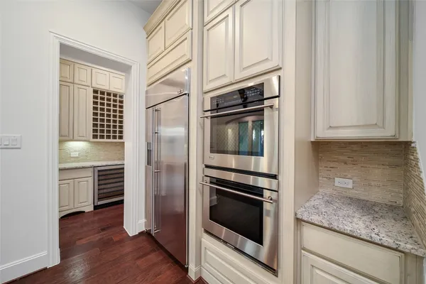 $1,249,990 | 19 Brittany Rose Place, The Woodlands, TX 77375