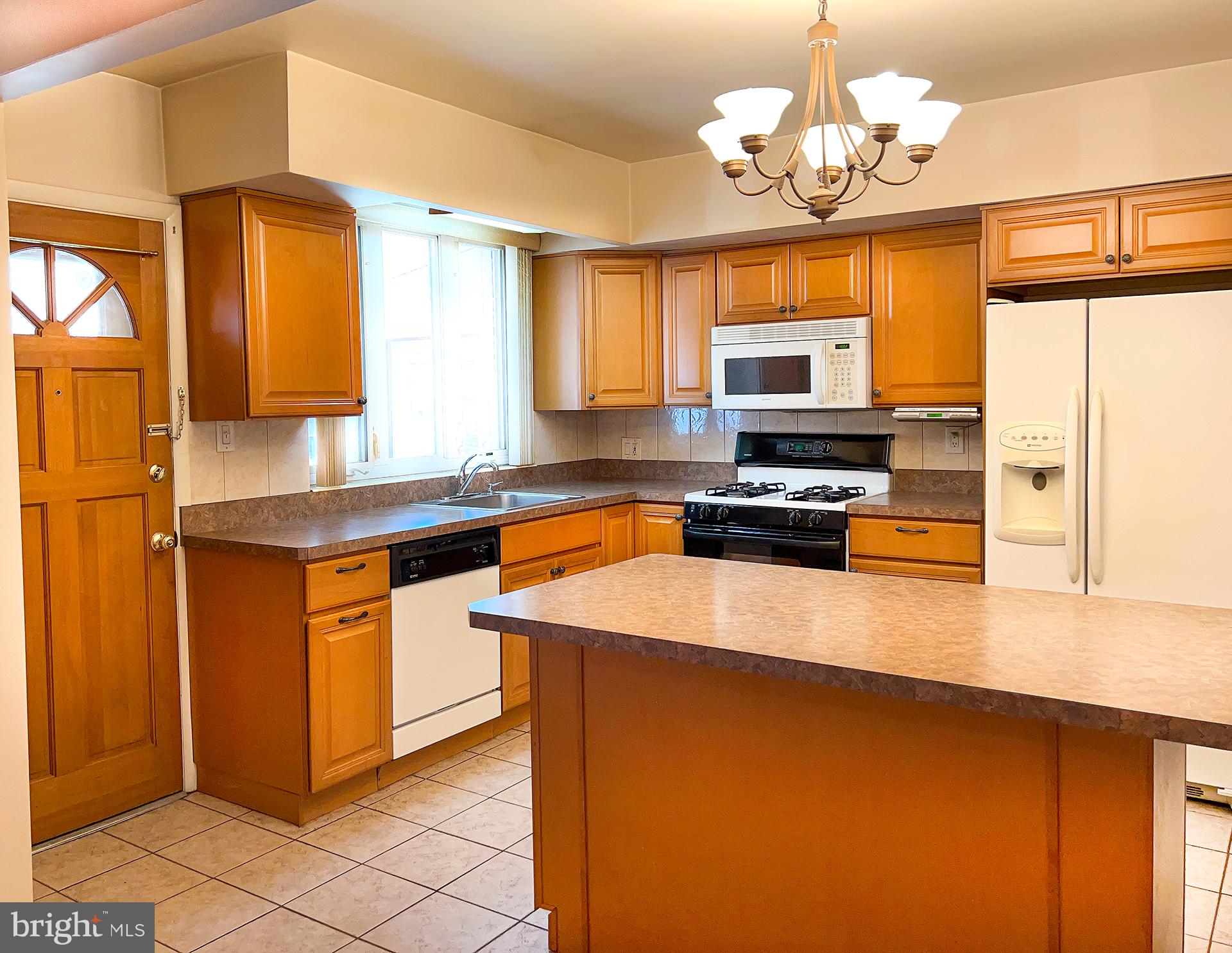 2125 Lott Avenue Philadelphia, PA 19115 - Photo 11 of 21 Bright and inviting kitchen space.