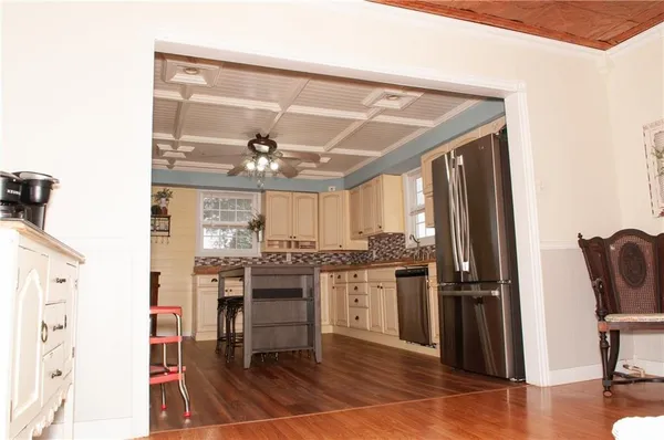 a view of livingroom with furniture