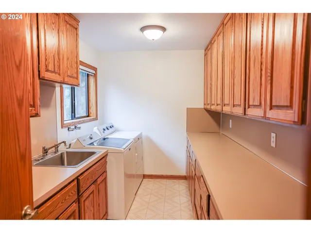 $1,870,000 | 1081 Umpqua College Road, Roseburg, OR 97470