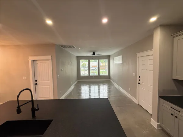 $1,995 | 201 North Vandeveer Street, Burnet, TX 78611