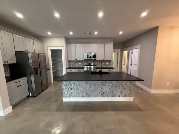 $1,995 | 201 North Vandeveer Street, Burnet, TX 78611