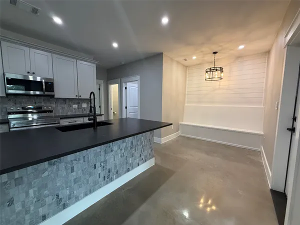 $1,995 | 201 North Vandeveer Street, Burnet, TX 78611